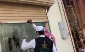 بالفيديو: مراقبان يفاجأن محل حلاق مغلق من الخارج .. وهذا ما حدث عندما فتحوا الباب