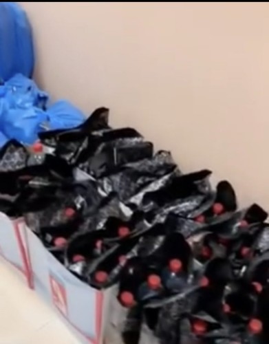 بالفيديو..شرطة الرياض تداهم وكراً لتصنيع الخمور وتضبط 30 ألف لترٍ