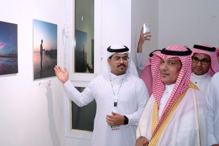 الصلهبي يفتتح “معرض التصويري الفوتو غرافي ” ويشيد بالجهود