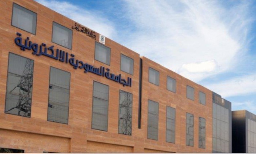 أزمة بين خريجي الجامعة الإلكترونية والإدارة بسبب “التعليم المدمج”.. والطلاب يتجهون للقضاء