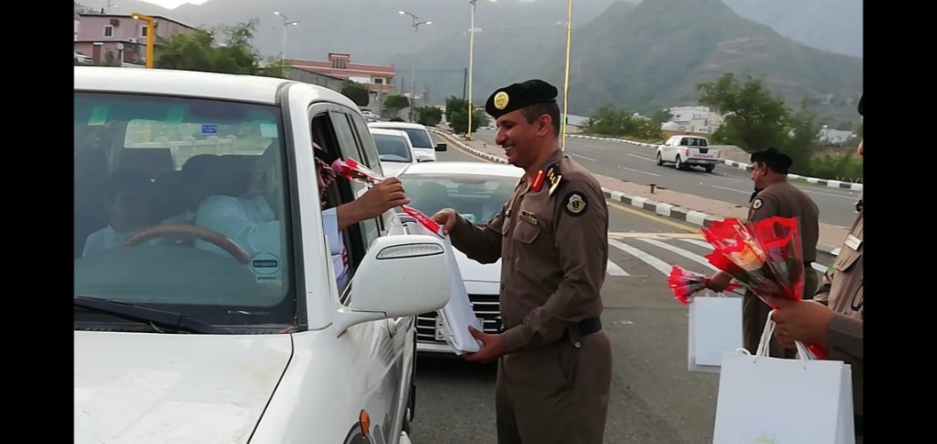 استقبال طلاب مدارس رجال ألمع بالورود وتوزيع الهدايا على 500 طالب وطالبة