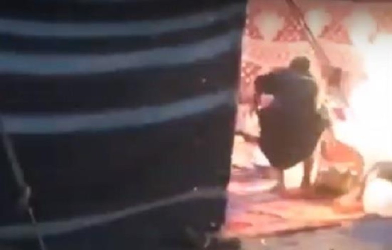 بالفيديو.. شاب يغامر بحياته لإخراج أسطوانة غاز مشتعلة من داخل خيمة
