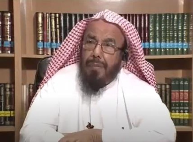 بالفيديو.. هل يجوز أن يُصلي الإنسان مع الإمام في بيته الملاصق للمسجد إذا كان مجاوراً له بسبب كورونا