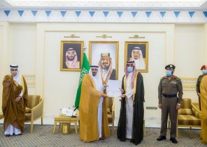 أمير القصيم يكرم عدد من منسوبي الدفاع المدني ومسؤولي القطاعات الحكومية أمير القصيم يكرم عدد من منسوبي الدفاع المدني ومسؤولي القطاعات الحكومية
