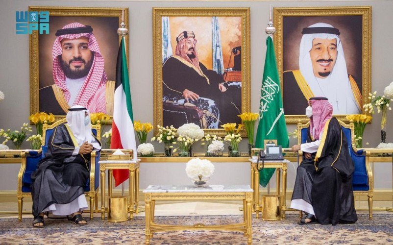 سمو ولي العهد يستقبل سمو ولي العهد بدولة الكويت لدى وصوله الرياض