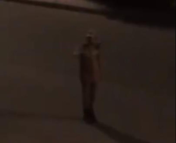 شاهد.. كيف تفاعل رجل أمن مع ترديد النشيد الوطني من شرفات المنازل
