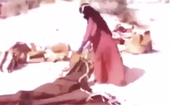 شاهد: فيديو نادر لامرأة “بدوية” تشيد “بيت الشعر” وسط الصحراء
