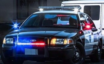 شرطة الشرائع تحقق مع قائد مركبة وشخصين تجاوزوا نقاط منع التجول والسير بسرعة عالية