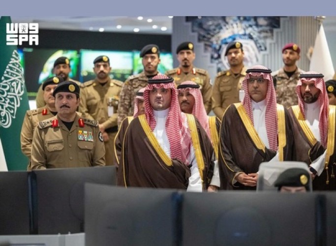 وزير الداخلية يقف على جاهزية مركز القيادة والسيطرة لأمن الحج بمشعر منى