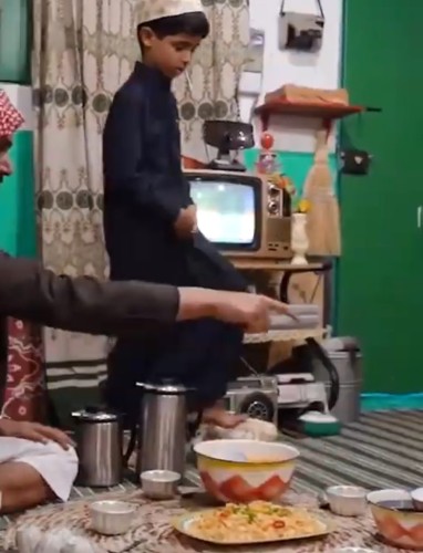 على أهازيج بابا فرحان.. شاهد: مواطن في الجوف يُعيد أجواء صيام رمضان الماضي على طريقته الخاصة.