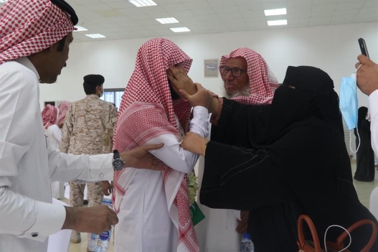 شاهد: أول فيديو وصور لحظة استقبال أهالي الأسرى العائدين من اليمن في قاعدة الملك سلمان الجوية