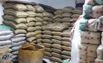 بالصور..ضبط عمالة تكدّس كميات كبيرة من الأرز والتنباك بمقر سكنها في خميس مشيط بالصور..ضبط عمالة تكدّس كميات كبيرة من الأرز والتنباك بمقر سكنها في خميس مشيط