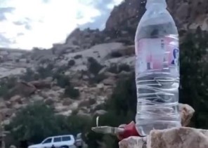 قنصها بدقة عالية .. بالفيديو: شاب يصوب على غطاء زجاجة مياه بدقة عالية .. وطلب عاجل من الأمير سعود بن خالد قنصها بدقة عالية .. بالفيديو: شاب يصوب على غطاء زجاجة مياه بدقة عالية .. وطلب عاجل من الأمير سعود بن خالد