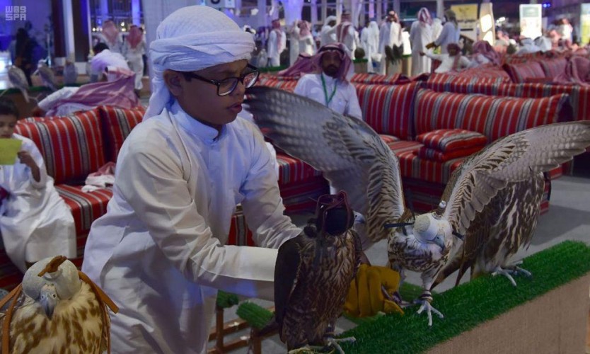 في أول أيام معرض الصقور.. تحقيق مبيعات بأكثر من مليوني ريال (فيديو وصور)
