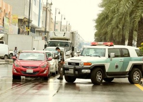 بالصور .. رجال الأمن بالشرقية يواصلون مهامهم في تطبيق أمر منع التجول تحت هطول الأمطار بالصور .. رجال الأمن بالشرقية يواصلون مهامهم في تطبيق أمر منع التجول تحت هطول الأمطار