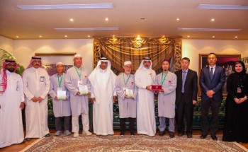 أمانة العاصمة المقدسة تُكرِّم عدداً من الحجاج الصينيين .. والمغردون يُشيدون