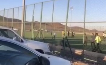 شاهد.. لحظة قيام شرطة مركز “بدع بن خلف” بإخلاء ملاعب كرة القدم لمنع تفشي “كورونا” شاهد.. لحظة قيام شرطة مركز “بدع بن خلف” بإخلاء ملاعب كرة القدم لمنع تفشي “كورونا”