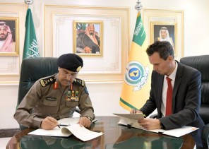 الدفاع المدني يوقع عقدًا مع شركة عالمية لشراء آليات متطورة للاطفاء والانقاذ