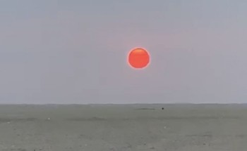أول تعليق من الزعاق على فيديو متداول زعم صاحبه بتغير لون الشمس إلى الأحمر