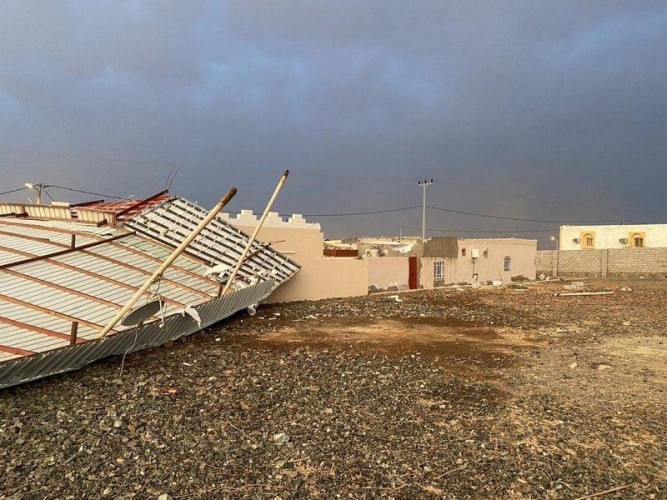 حتى تركت غرف وصالات المنزل في العراء .. رياح عاتية تقتلع سقف منزل بمهد الذهب – صور