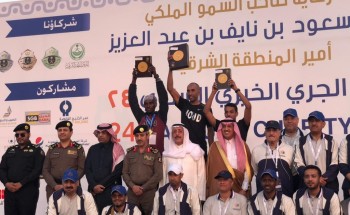 محافظ الخبر يتوج الفائزين والفائزات بسباق الجري الخيري وسط أجواء احتفالية محافظ الخبر يتوج الفائزين والفائزات بسباق الجري الخيري وسط أجواء احتفالية