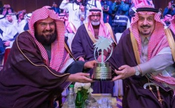سمو أمير الرياض يسلم الشيخ السديس جائزة الملك عبدالعزيز للجودة