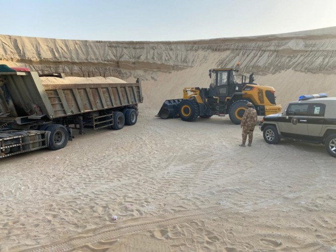 قوة الطوارئ والدوريات بفرع الإدارة العامة للمجاهدين بالمنطقة الشرقية تضبط عدداً من المعدات قام أصحابها بنهل الرمال بدون تصريح