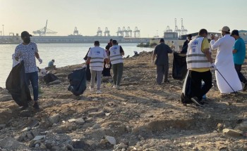 أمانة جدة تشارك في حملة لتنظيف شاطئ الحمراء