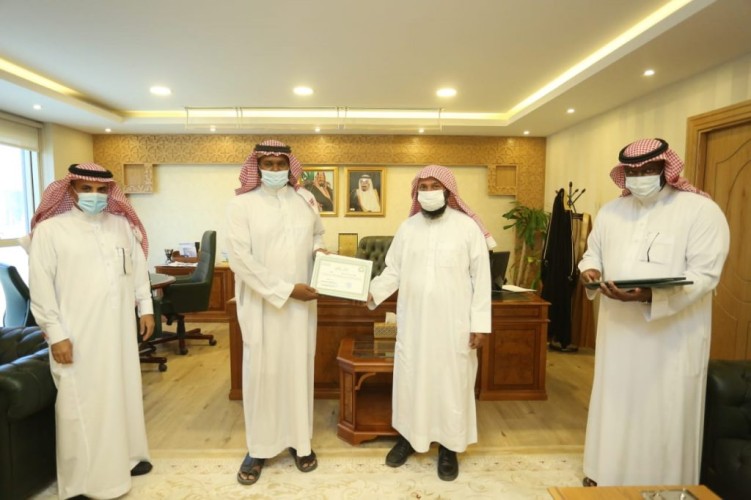 مدير عام فرع الشؤون الإسلامية بالقصيم يقدم شكره لعدد من موظفي إدارة الاتصالات الإدارية بالفرع