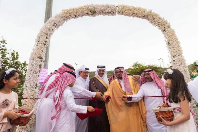 تدشين مهرجان الورود والعطور في محافظة القرى بالباحة