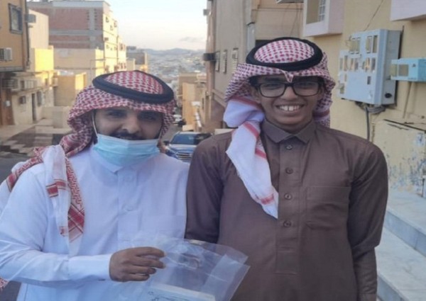 في مبادرة رائعة تهدف الى تحفيزهم .. شاهد: مجمع تعليمي بالطائف يكرم طلاب التربية الخاصة في منازلهم في مبادرة رائعة تهدف الى تحفيزهم .. شاهد: مجمع تعليمي بالطائف يكرم طلاب التربية الخاصة في منازلهم
