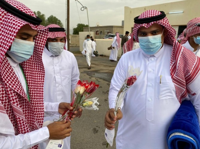 وسط إجراءات احترازية.. محافظ الحرث يؤدي صلاة عيد الفطر بجامع البيضاء