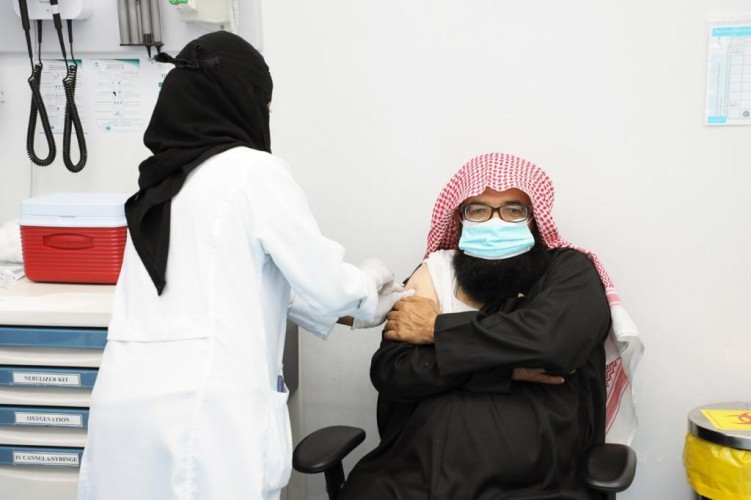 تجمع الرياض الصحي الأول يواصل استقبال المسجلين لتلقي لقاح كورونا