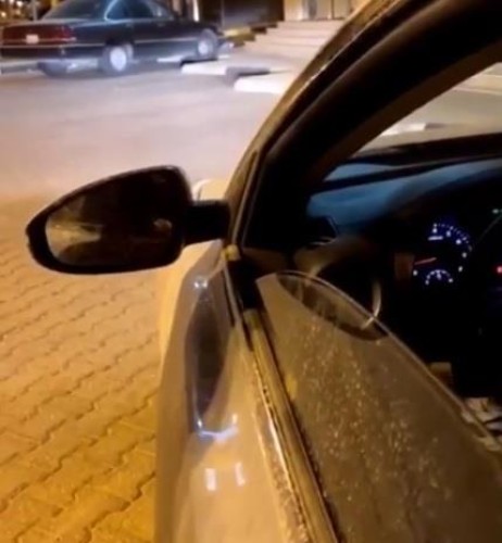 شاهد .. لحظة تحرير رجال الأمن مخالفة بحق فتاة قادة مركبتها أثناء منع التجول في المملكة