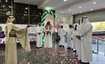 وكلاء الجامعات السعودية يقفون على آلية صناعة الورد الطائفي وكلاء الجامعات السعودية يقفون على آلية صناعة الورد الطائفي