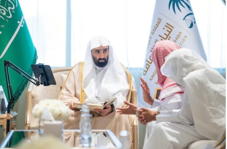 النائب العام يستقبل مواطنين ومقيمين ويوجه بسرعة معالجة طلباتهم