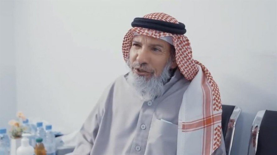 بينهما 55 عاماً..شاهد:  مواطن يتذكر تطعيم الجدري أثناء تلقيه لقاح كورونا