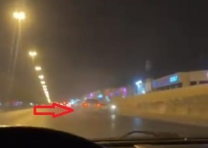 بالفيديو: هروب قائد مركبة بعد اصطدامه متعمداً بسيارة أخرى على طريق بالرياض