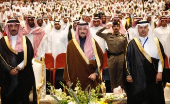 محافظ الأحساء يكرم 363 متفوقًا و16 أسرة و3 جمعيات محافظ الأحساء يكرم 363 متفوقًا و16 أسرة و3 جمعيات