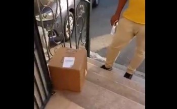 بالفيديو: مندوب توصيل سأله مواطن عن سبب عدم لبسه للقفاز والكمامة .. شاهد: ردة فعل الأخير! بالفيديو: مندوب توصيل سأله مواطن عن سبب عدم لبسه للقفاز والكمامة .. شاهد: ردة فعل الأخير!