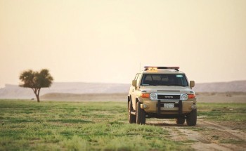 القوات الخاصة للأمن البيئي تضبط مخالفين لنظام البيئة لقيامهم بنقل الرمال وتجريف التربة