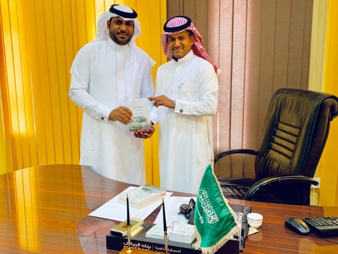 “سفير النوايا الحسنة والعدالة والسلام د. عبدالله البطيّان يحط بالمكتبة العامة بالهفوف