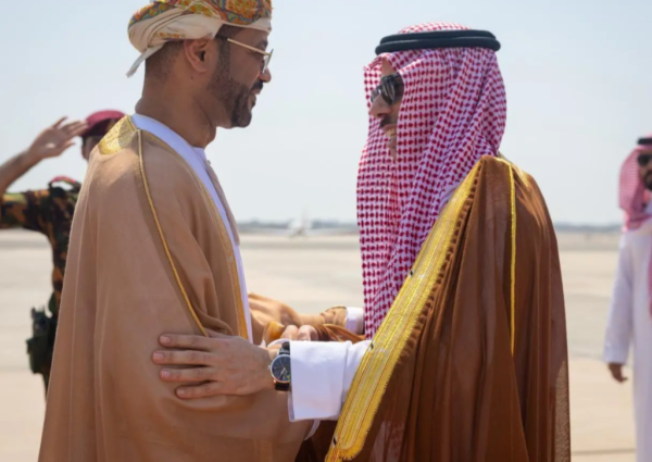 سمو وزير الخارجية يصل إلى سلطنة عُمان