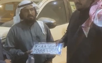شاهد..أصدقاء في قروب “واتساب” يفاجئون أحد الأعضاء بهدية غير متوقعة