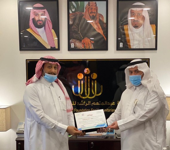 “الراشد الإنسانية” تتبرع بأكثر من 200 جهاز لوحي لطلاب الأحساء والدرعية