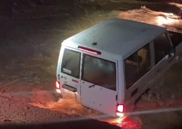 كادت أن تجرفها .. شاهد: سائق سيارة ينجو بأعجوبة بعد غرق مركبته في السيول بحائل كادت أن تجرفها .. شاهد: سائق سيارة ينجو بأعجوبة بعد غرق مركبته في السيول بحائل