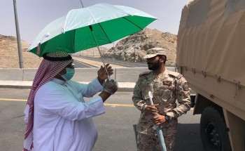 رجال المسفلة يوزعون المعقمات والشمسية للتخفيف من أثر حرارة الشمس على أبطالنا رجال الأمن