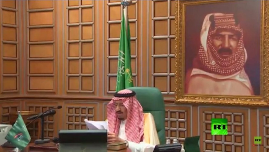 صورة تظهر خلف خادم الحرمين الشريفين تتحدث عن جاهزية خوض المعارك .