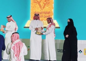 وزير الموارد البشرية يكرم فريق فرسان الصفة التطوعي بجمعية التنمية بقباء وزير الموارد البشرية يكرم فريق فرسان الصفة التطوعي بجمعية التنمية بقباء