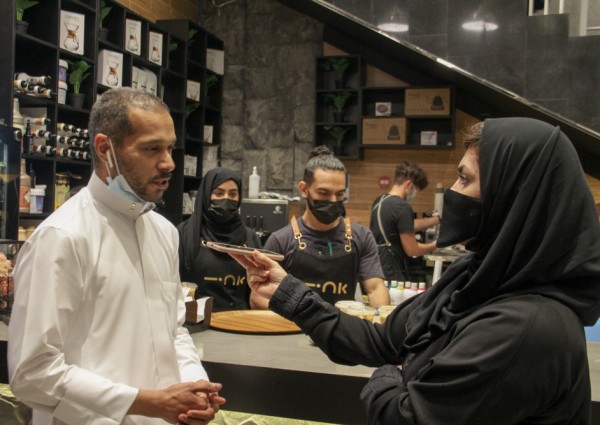 شاب ” سعودي ” ينافس مقاهي الكابتشينو و الموكا بـ ” ملامح جديدة لـمكة السياحية “ شاب ” سعودي ” ينافس مقاهي الكابتشينو و الموكا بـ ” ملامح جديدة لـمكة السياحية “
